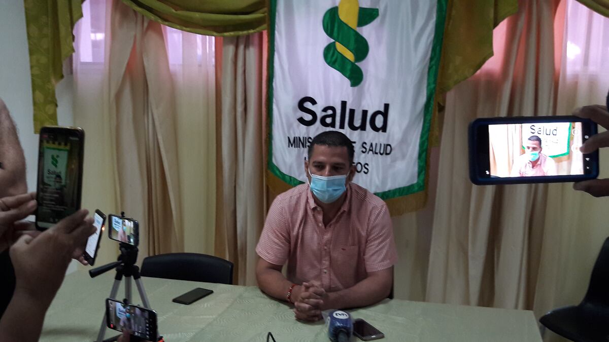 Es viral. ‘La patrona paseadora’, así le cantan a Sandra, que se saltó el cerco. El que le dio el permiso reacciona