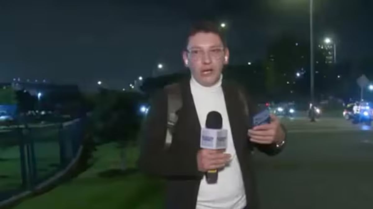 Video | Periodista esquivó dos intentos de robo mientras transmitía en vivo desde una calle de Bogotá
