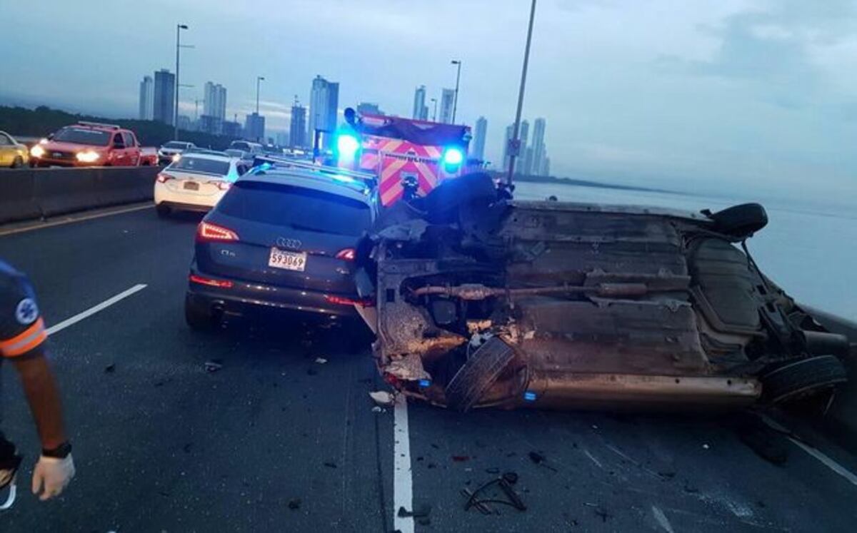 Hombre colisiona, sale expulsado del auto y cae del tramo marino en Corredor Sur