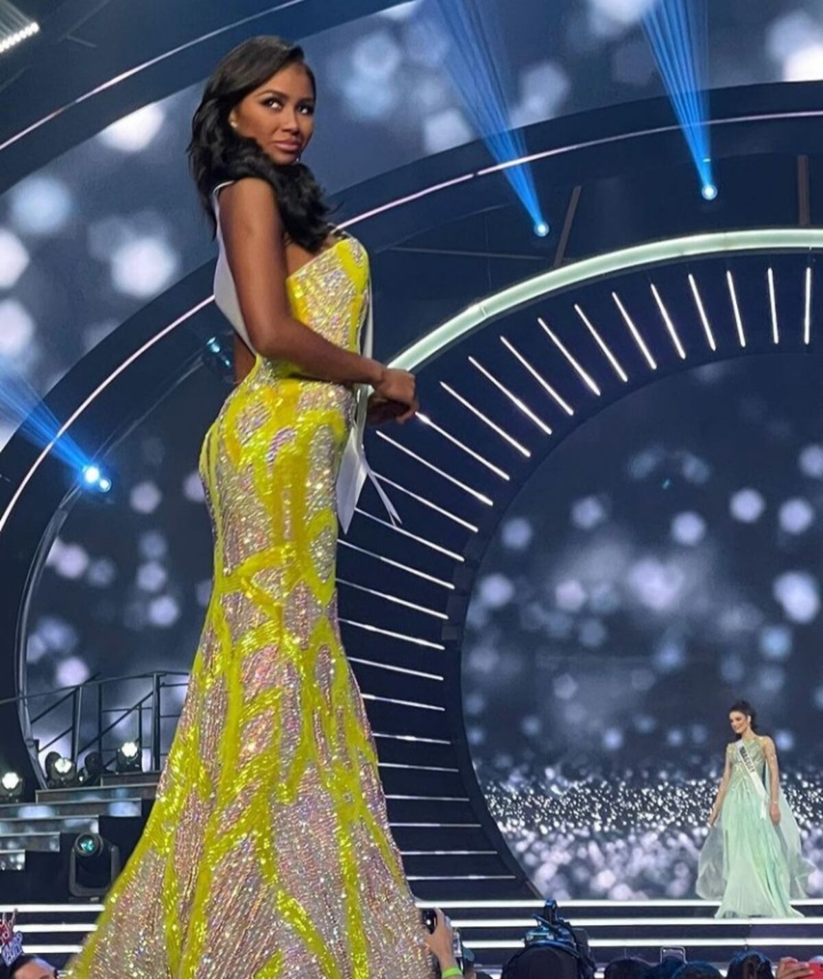 Traje nacional de la Señorita Panamá inspirado en el icónico diablo rojo