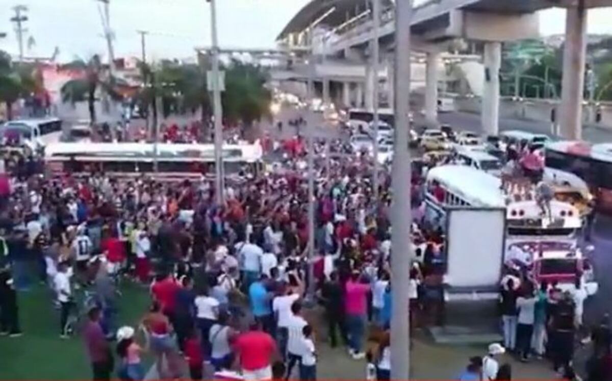 ESTO SE DESCONTROLÓ. Investigarán fiesta de 'diablos rojos' en plena vía