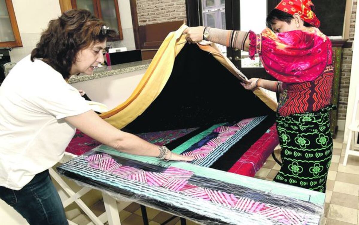 Artesanas gunas subastarán 18 cuadros de artistas nacionales