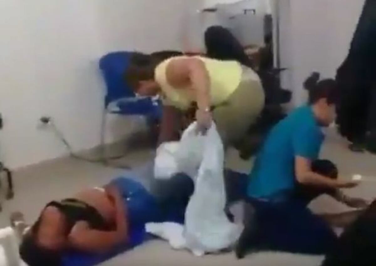 Un padre y su hija de 3 añitos mueren al chocar bus de ruta contra pickup| Video