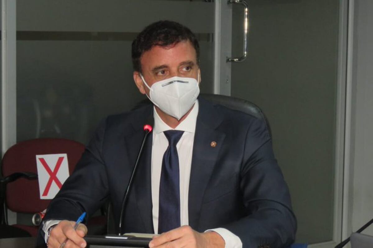 Contralor Gerardo Solís da positivo por la covid-19