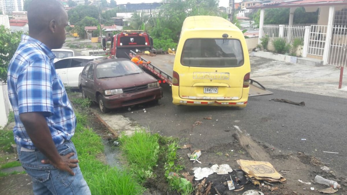 San Miguelito va con todo contra carros abandonados con multas de hasta mil y calcomanía de 10 días para retirar