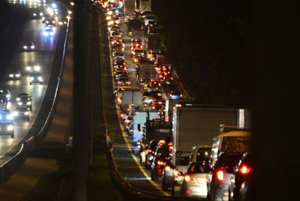 NADA SE MUEVE. Hay un tranque descomunal en la Vía Centenario hacia Panamá
