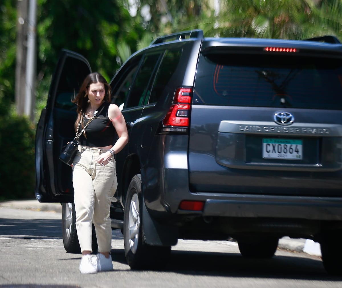 Carolina Martinelli Linares corre a visitar a su ‘papito’ un día después de empezar su asilo político