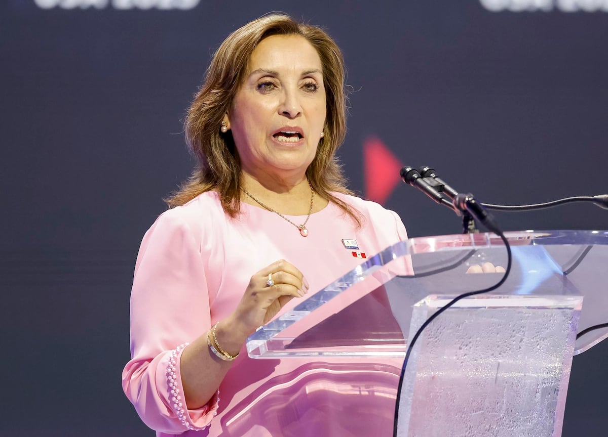 Presidenta de Perú metida en otro escándalo: Habría dejado el cargo para realizarse una cirugía estética