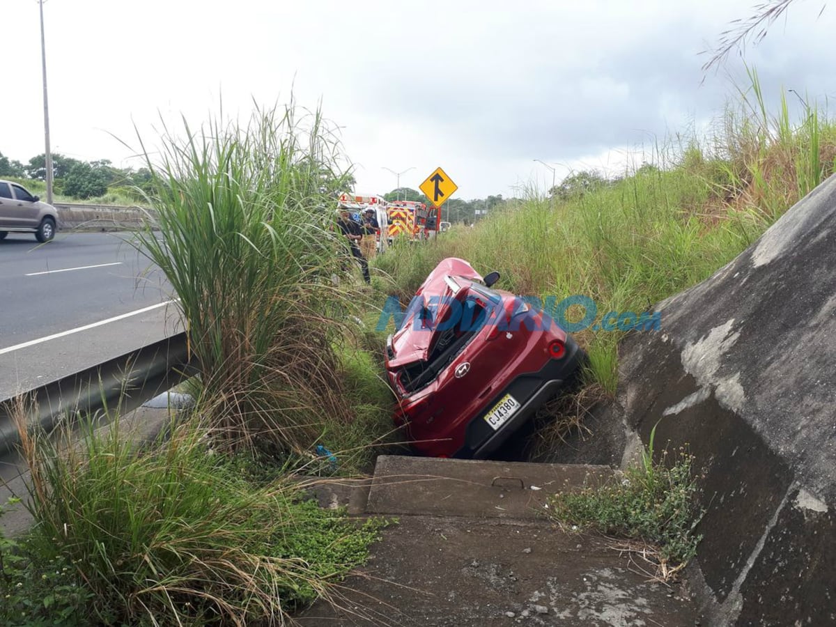 Carro cae del puente hacia el Hospital Nicolás Solano en La Chorrera