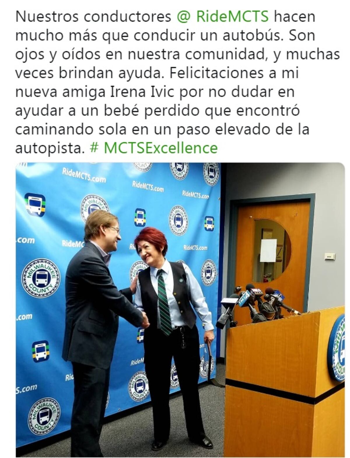 Conductora de autobús rescató a una bebé que caminaba sola tras ser abandonada