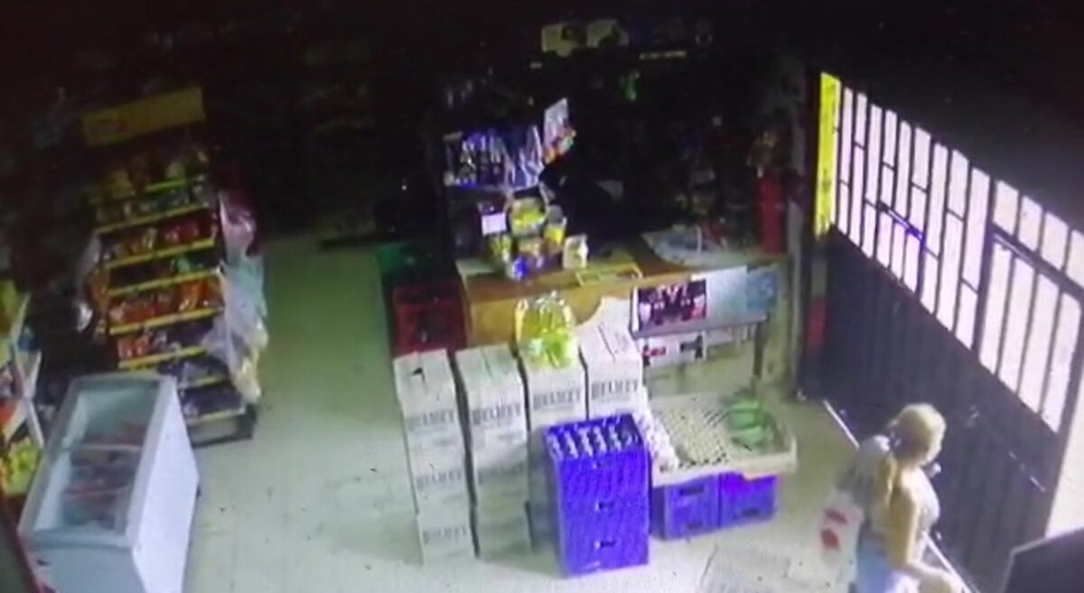 Delincuentes en un taxi asaltan minisúper en Las Garzas