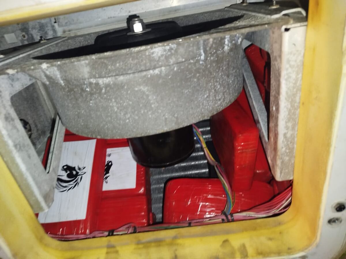 ¡Otro cargamento que no llegó a su destino! Aeronavales revientan buque con 230 paquetes de presunta droga en Colón