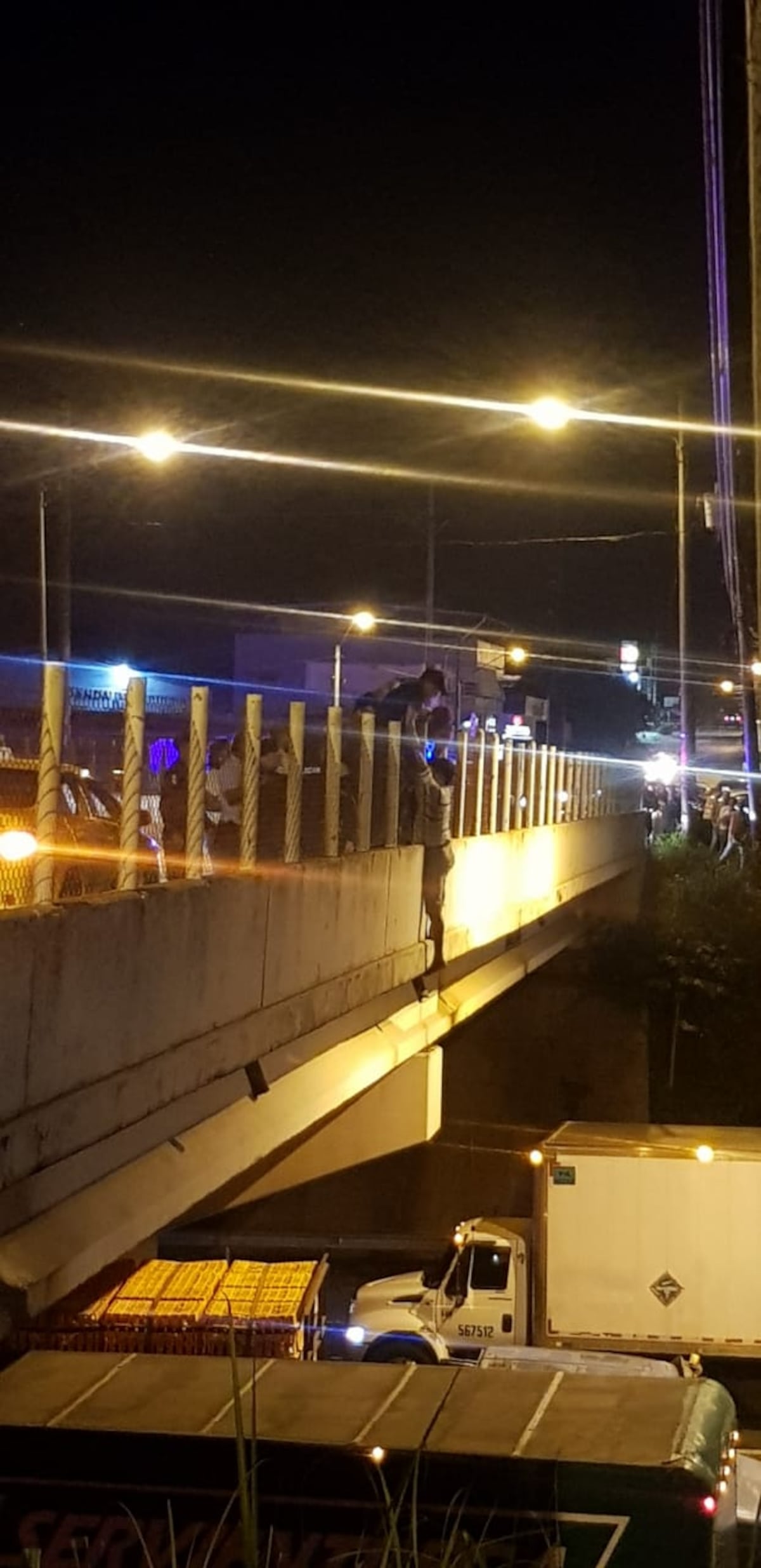 Hombre amenaza con lanzarse del puente de Vacamonte y origina inusual acción. Video