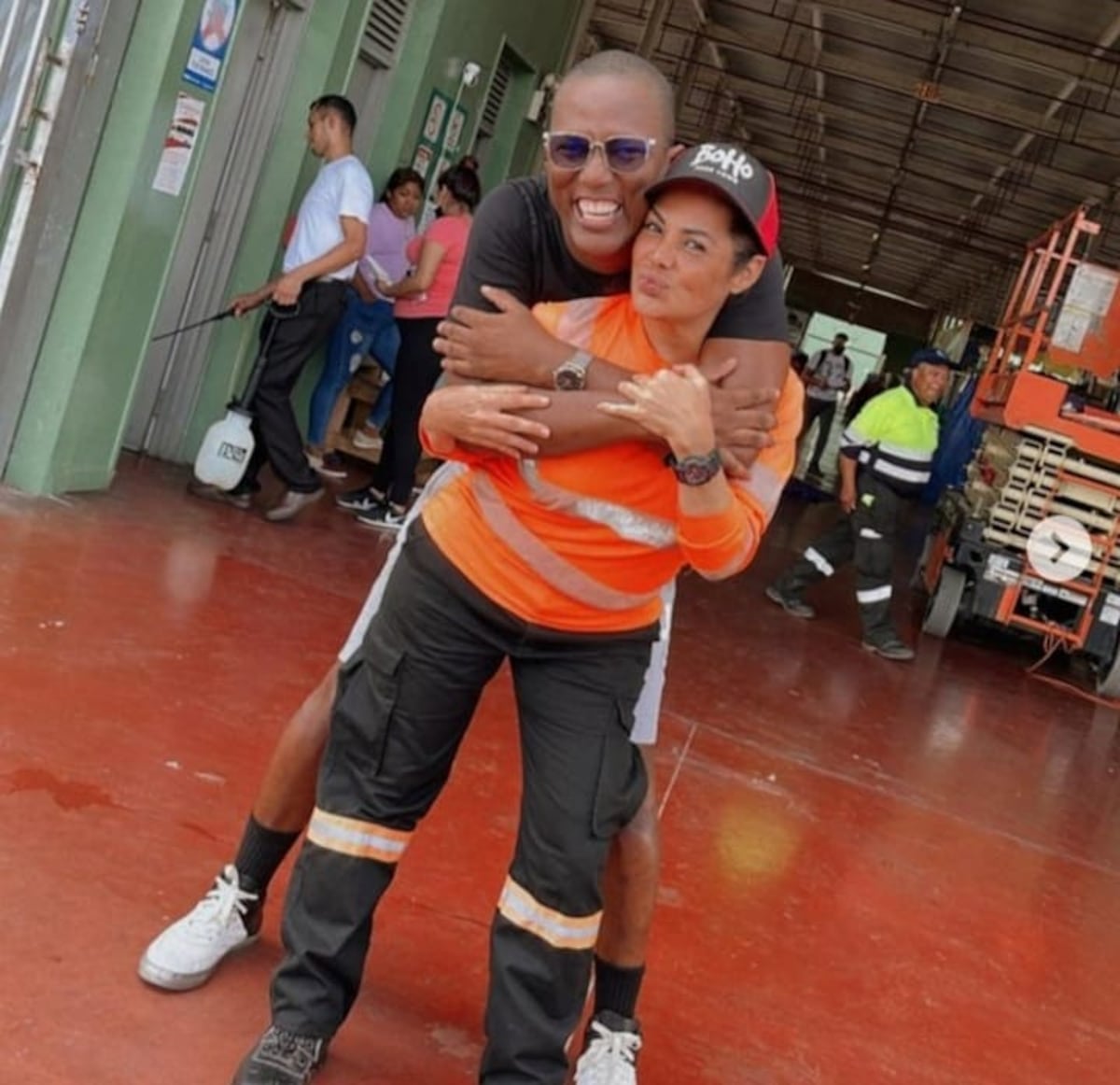 ‘La Chechi’, de 51 años, espera quedar libre pronto y mientras tanto limpia en Merca Panamá 