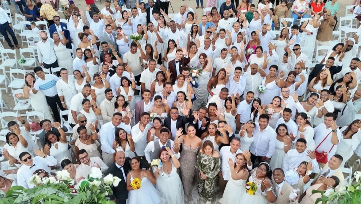 Playa Veracruz se llena de amor con más de 100 parejas casándose