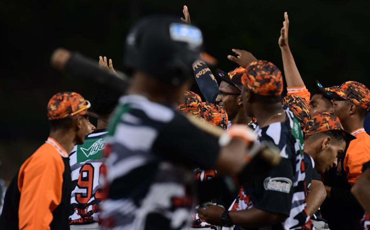 Los Santos anota 18 carreras en el primer juego de la semifinal