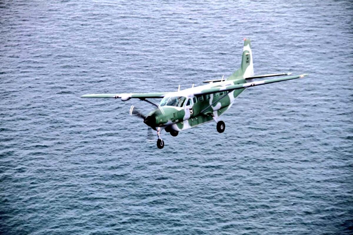 Ay, no. Asaltan velero a mano armada en alta mar. Les sacan machetes y armas de fuego. Están tras los delincuentes