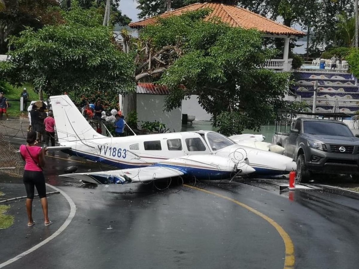 Última hora. Avioneta queda en la calle tras aterrizar y salirse de la pista