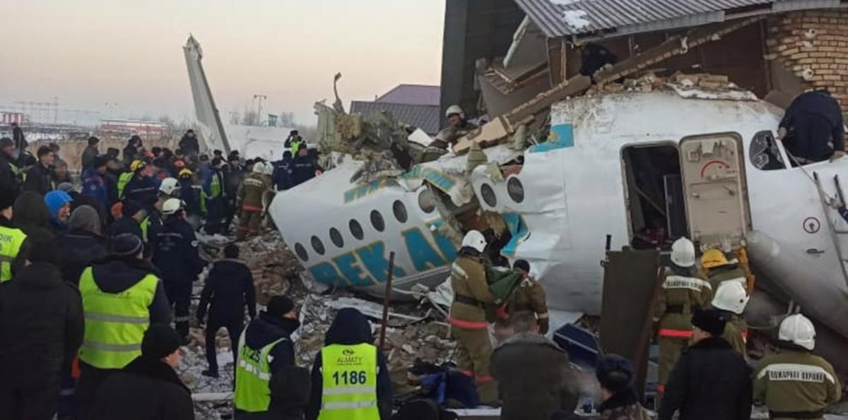 Al menos 15 muertos y más de 66 heridos al estrellarse avión de pasajeros en Kazajistán