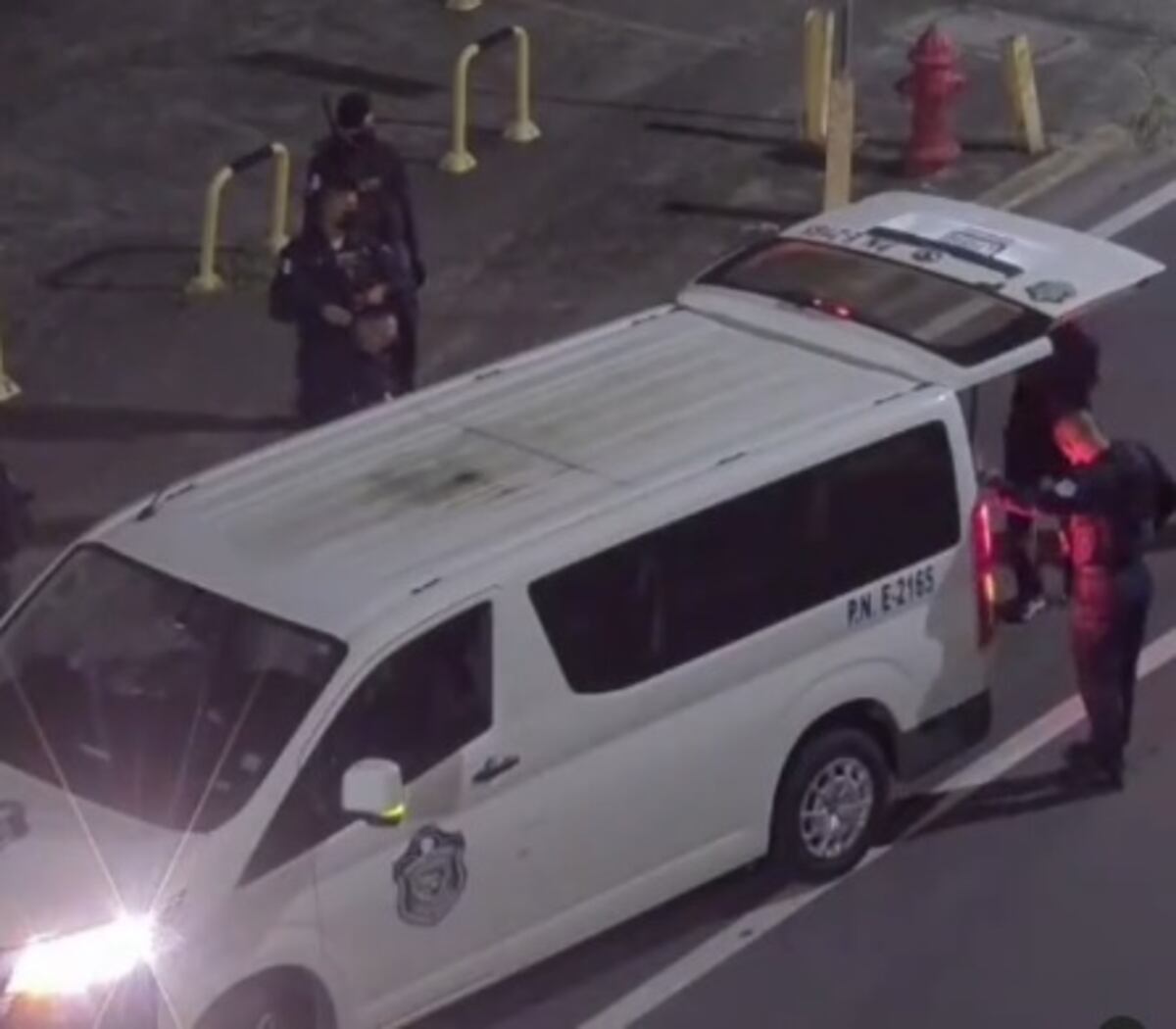 Persecución, policías lo acorralan. Intentaba meterse a un local comercial en Ave. Perú, pero quedó en video
