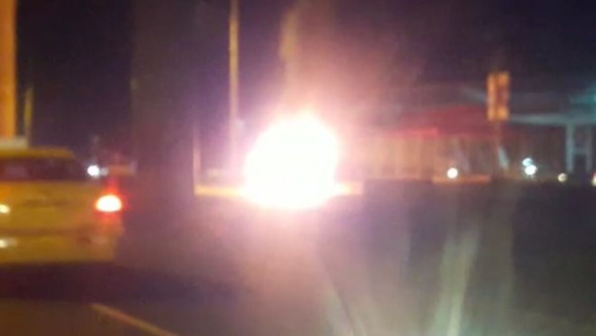 Taxi se incendia frente a Megamall | Video