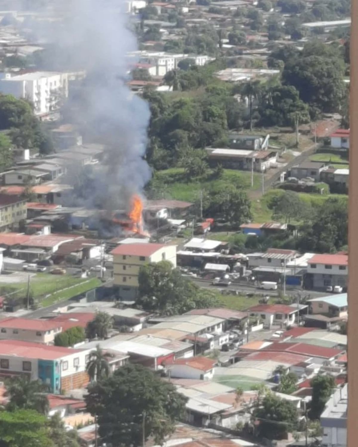 Caserón se incendia en Pueblo Nuevo