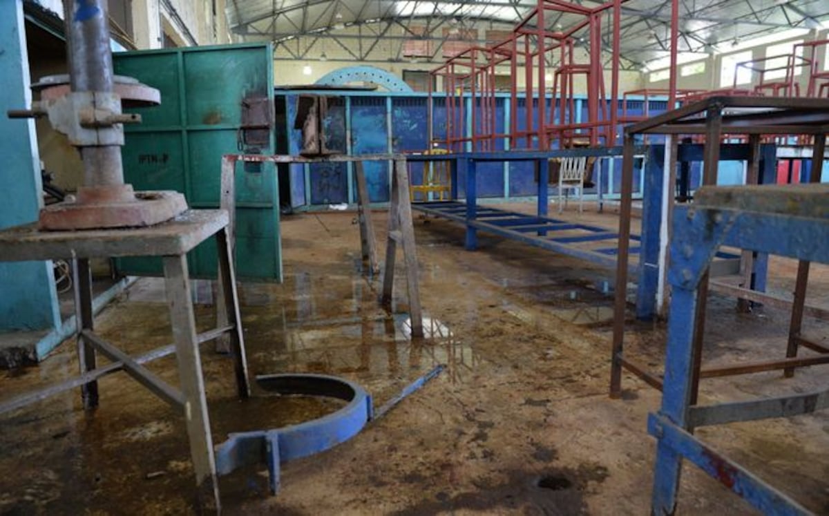 Escuela de Artes y oficios a punto de caerse 