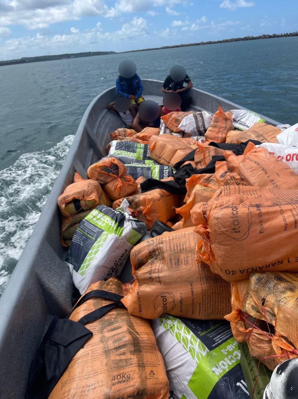 El paseo por el mar se les acabó: Interceptan lancha en el Caribe Central con más de tres toneladas de presunta droga