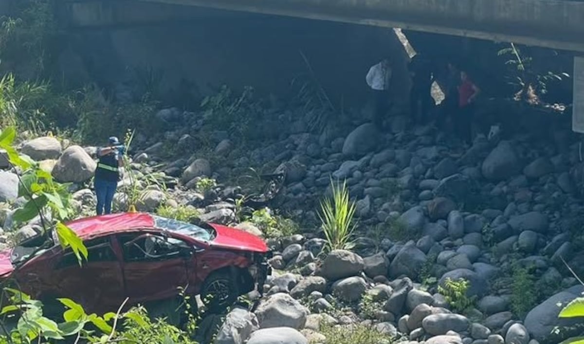 El sedán rojo que permaneció horas fuera de la vista tras choque fatal en puente de Chiriquí