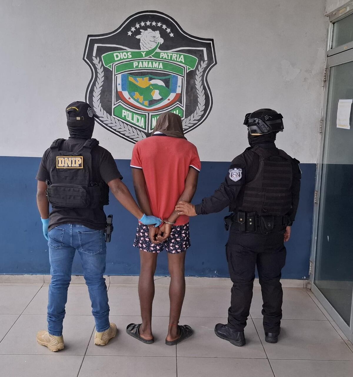 Lo pillan con pistola escondida en lavadora durante operativo en Colón