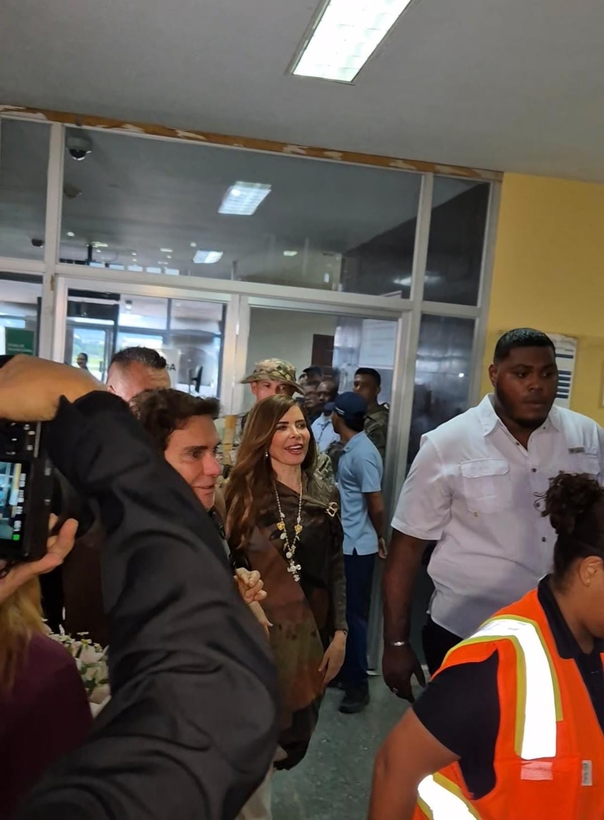 EXCLUSIVA. Gloria Trevi llega a Panamá y protagoniza un emotivo encuentro con una de sus más fieles imitadoras: ‘me besó la mano’+ VIDEOS