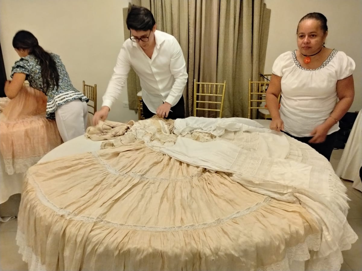 Exhiben polleras centenarias para resaltar la identidad cultural de Veraguas