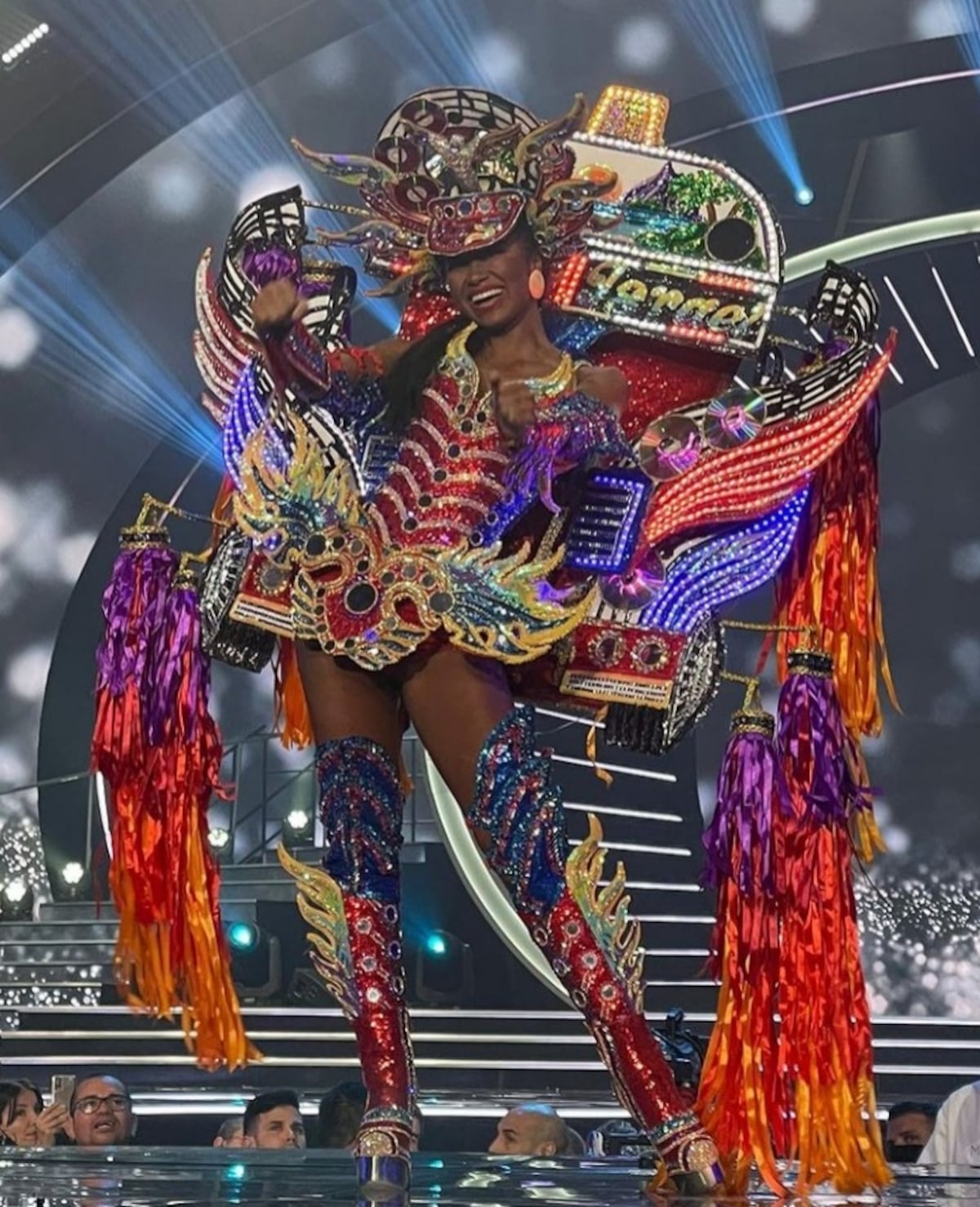 Traje nacional de la Señorita Panamá inspirado en el icónico diablo rojo