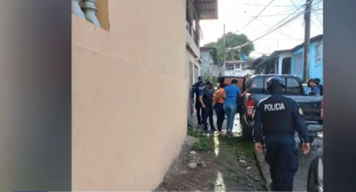 Fue una mujer la capturada junto a funcionario de alto cargo por presuntamente tratar de hacer trampa al cobrar billetes de la Lotería. Video