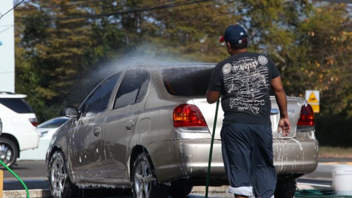 Preteden regular el uso del agua potable en los lava autos de Panamá