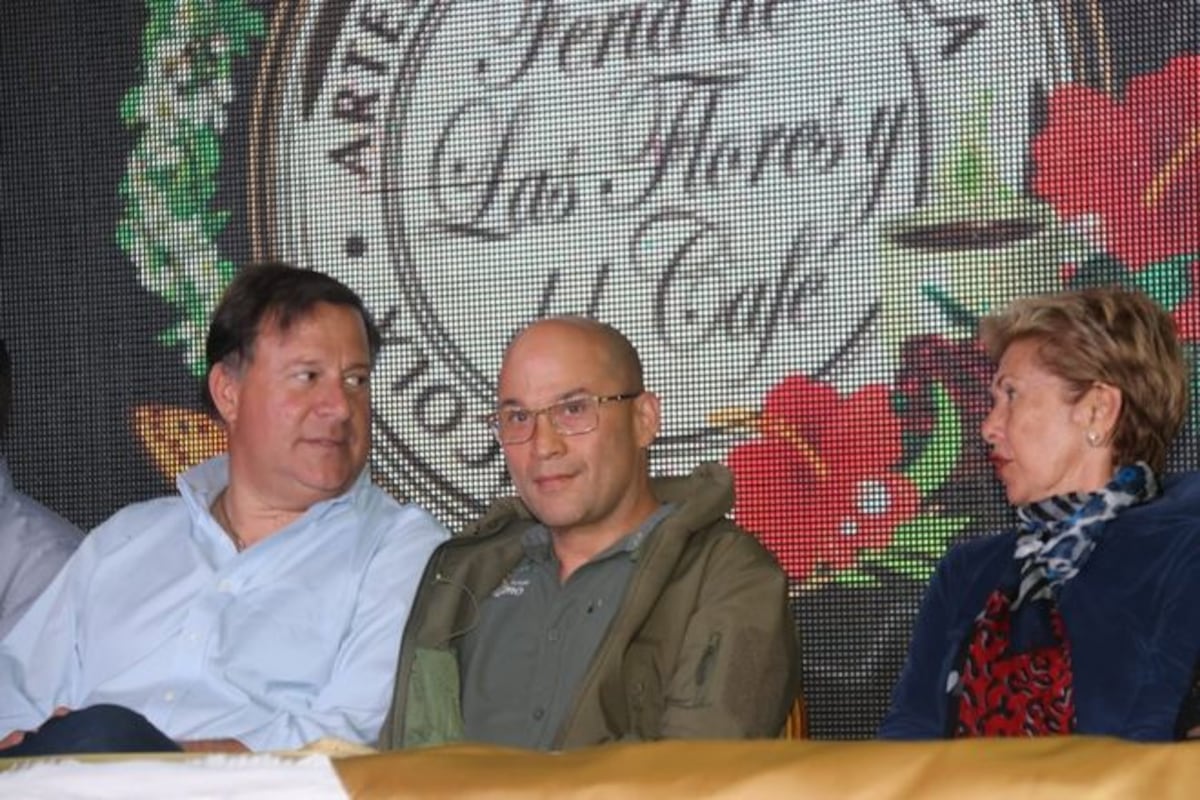 Captan a Varela y Mireya Moscoso echando un cuento bueno