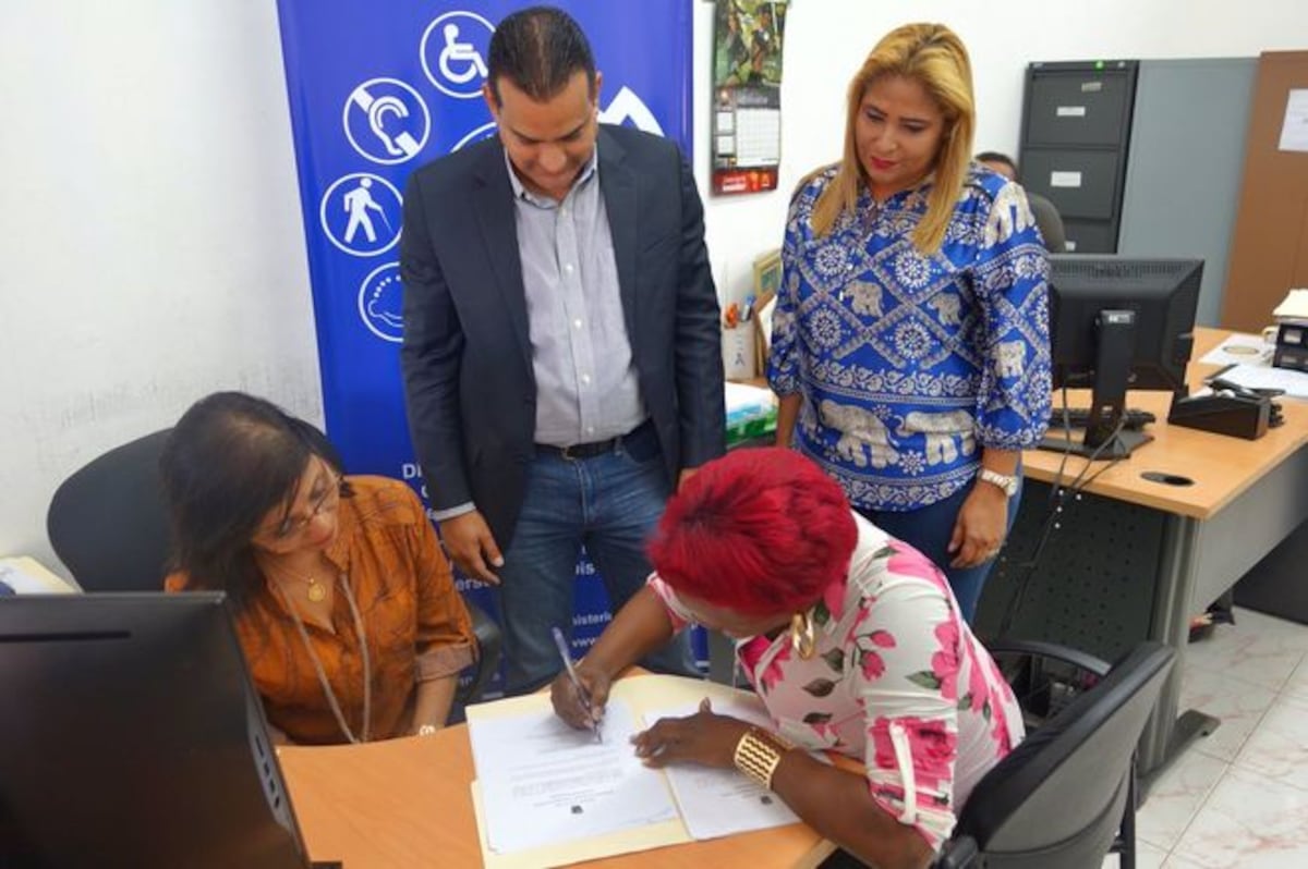 ¡Ya tiene trabajo! Contratan a mamá que corrigió a su hijo en el saqueo