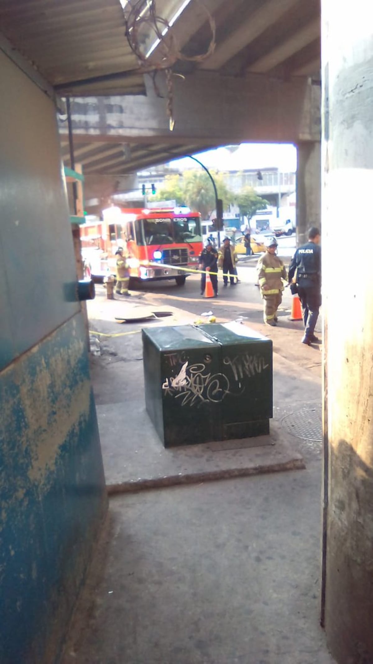 Evite la 5 de Mayo. Se registra explosión detrás de la Caja de Ahorros