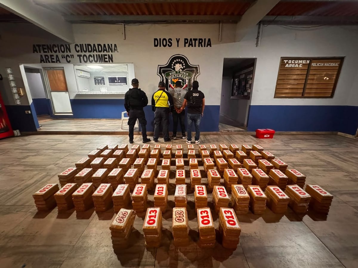 VIDEO | Lo pararon por Panapass, huyó y tras la persecución le hallaron 400 paquetes de presunta cocaína en su auto