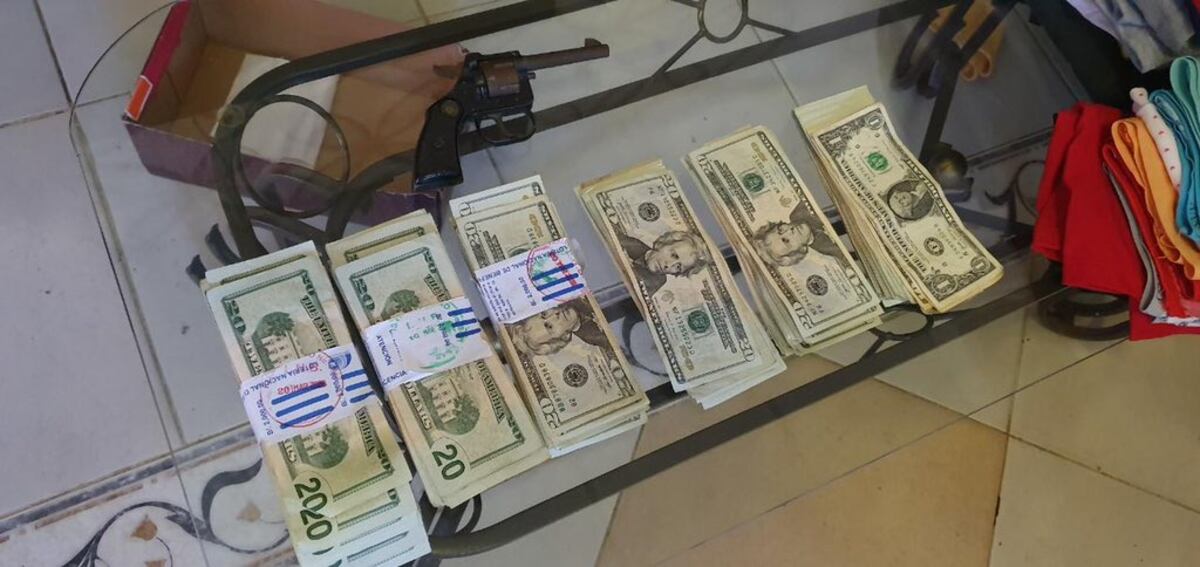 La Policía lo pilla con más de 9 mil dólares en una casa en Mano de Piedra