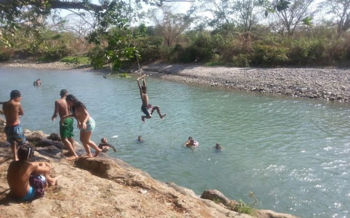 Cuerda floja, atracción de los bañistas en Alanje