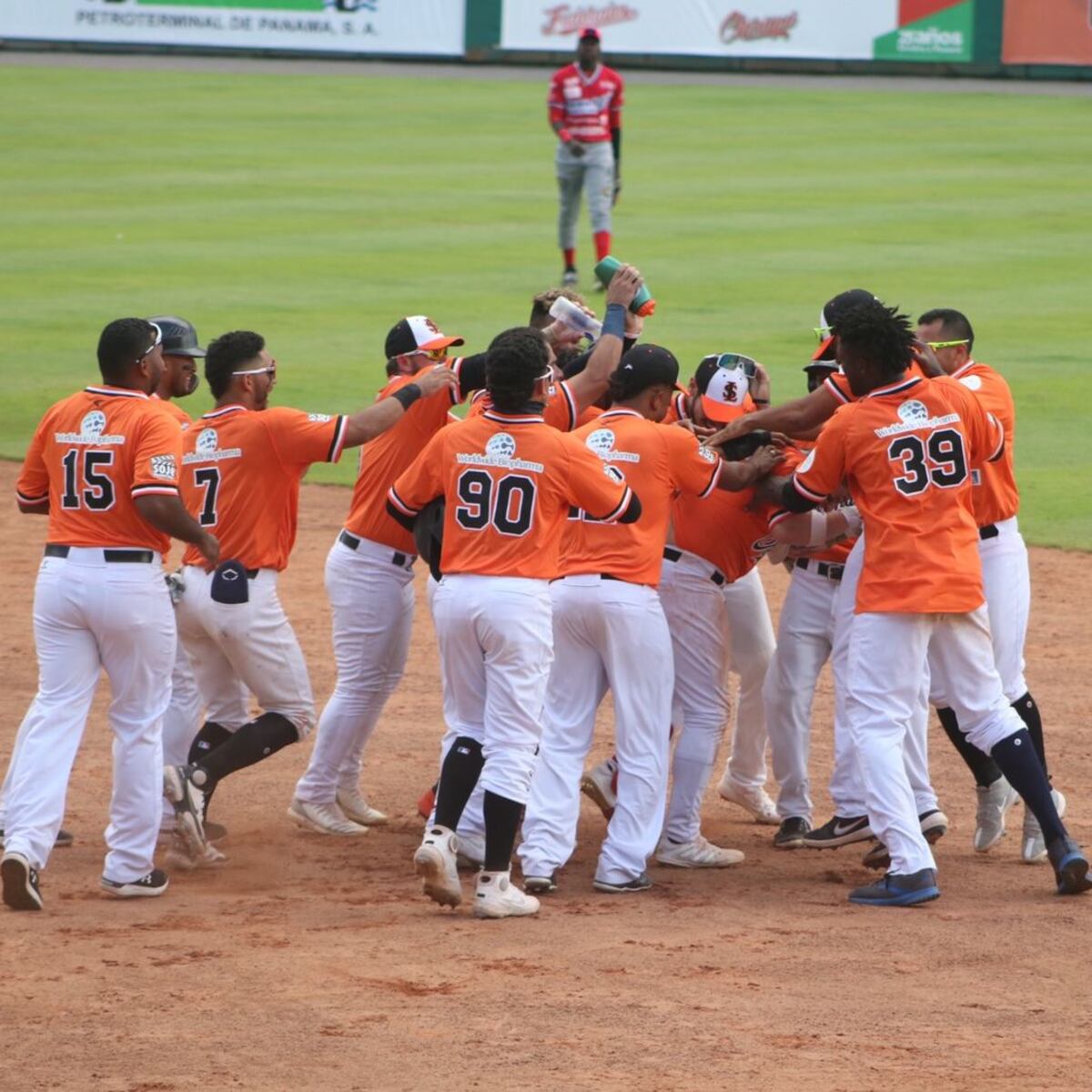 Astronautas despluman a las Águilas en el último episodio