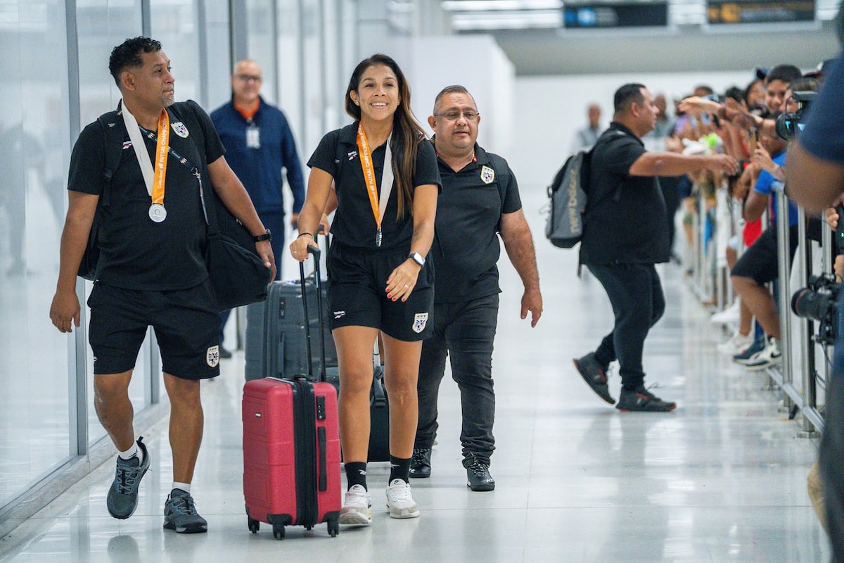 Entre alegrías y aplausos: Las mundialistas de futsal vuelven a casa con la frente en alto