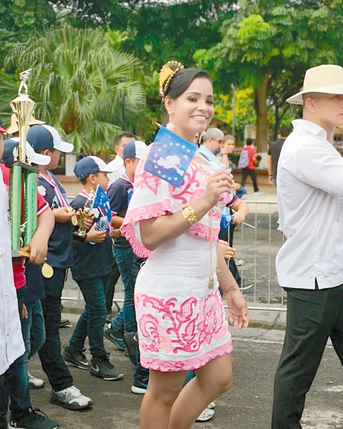 ¡Honor y pasión! Kristine Jiménez, abanderada de Veraguas en las fiestas patrias