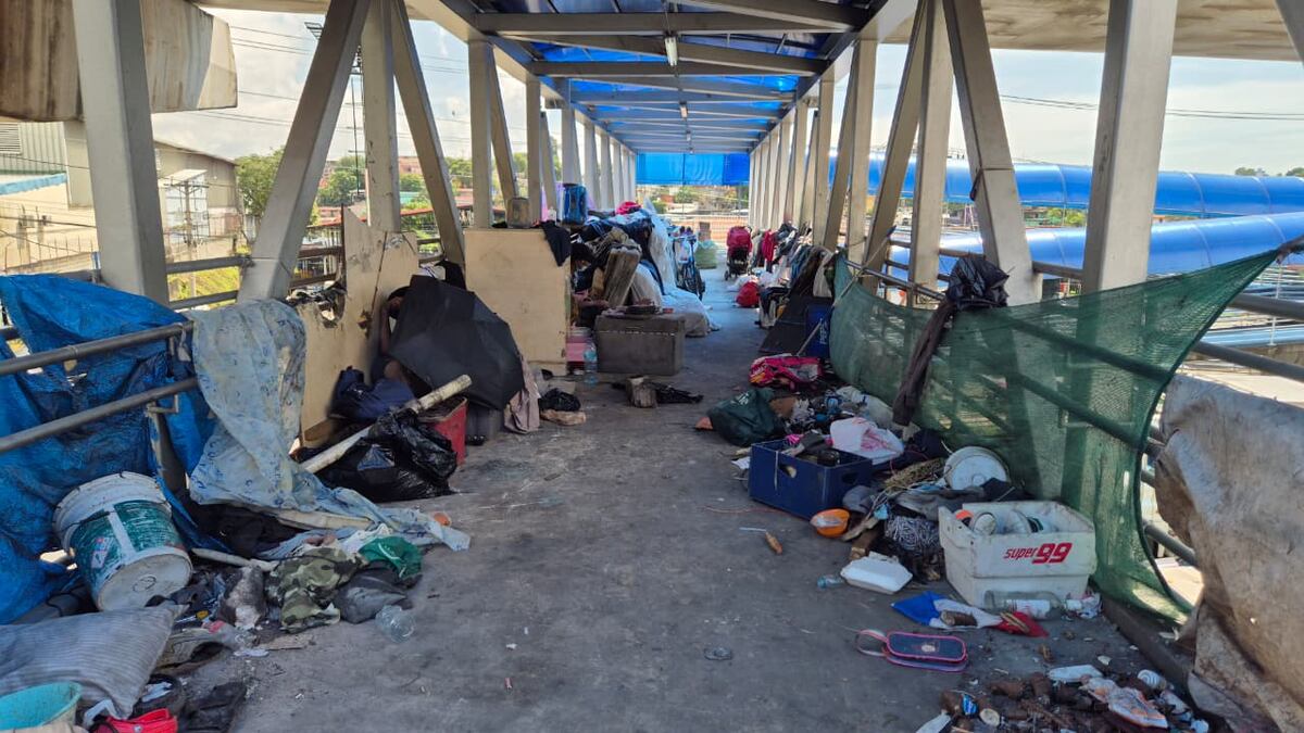 El puente del olvido. Entre el ruido del metro y la indiferencia: ocho almas viviendo bajo el hierro del abandono