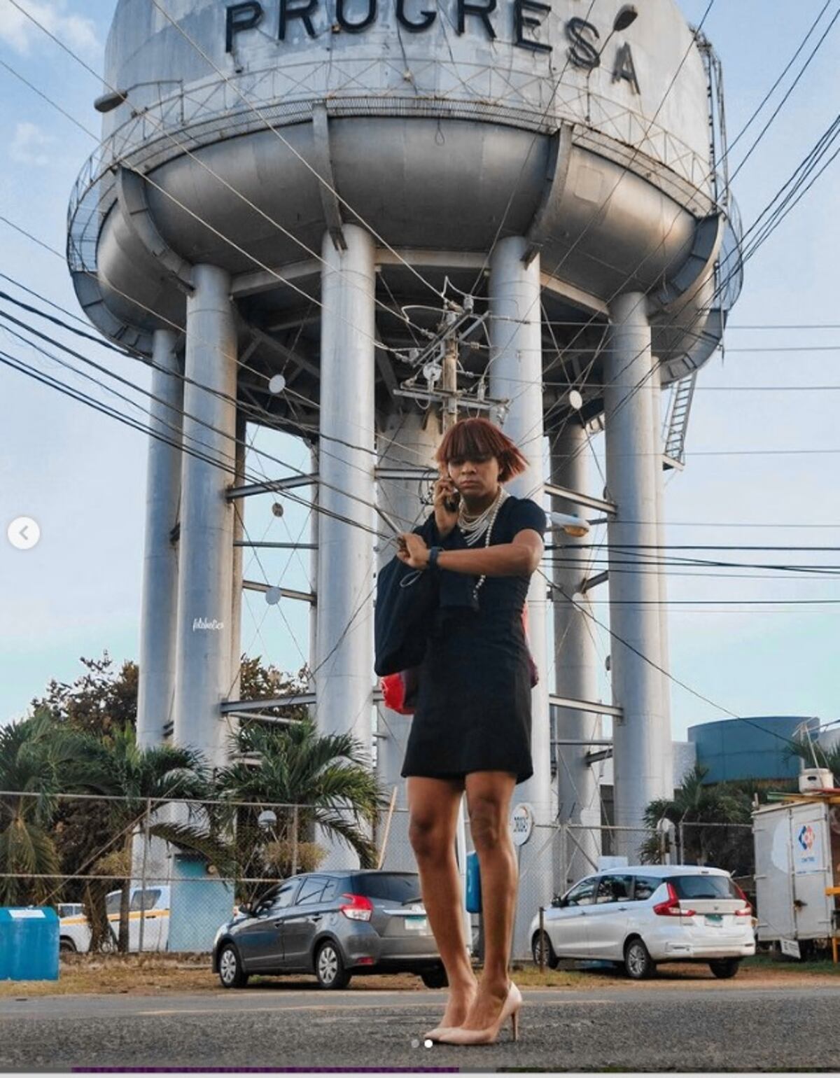 ‘No todo es color de rosa’. Le rompen el vidrio del carro a ‘La Ministra’ y se llevaron sus pertenencias  