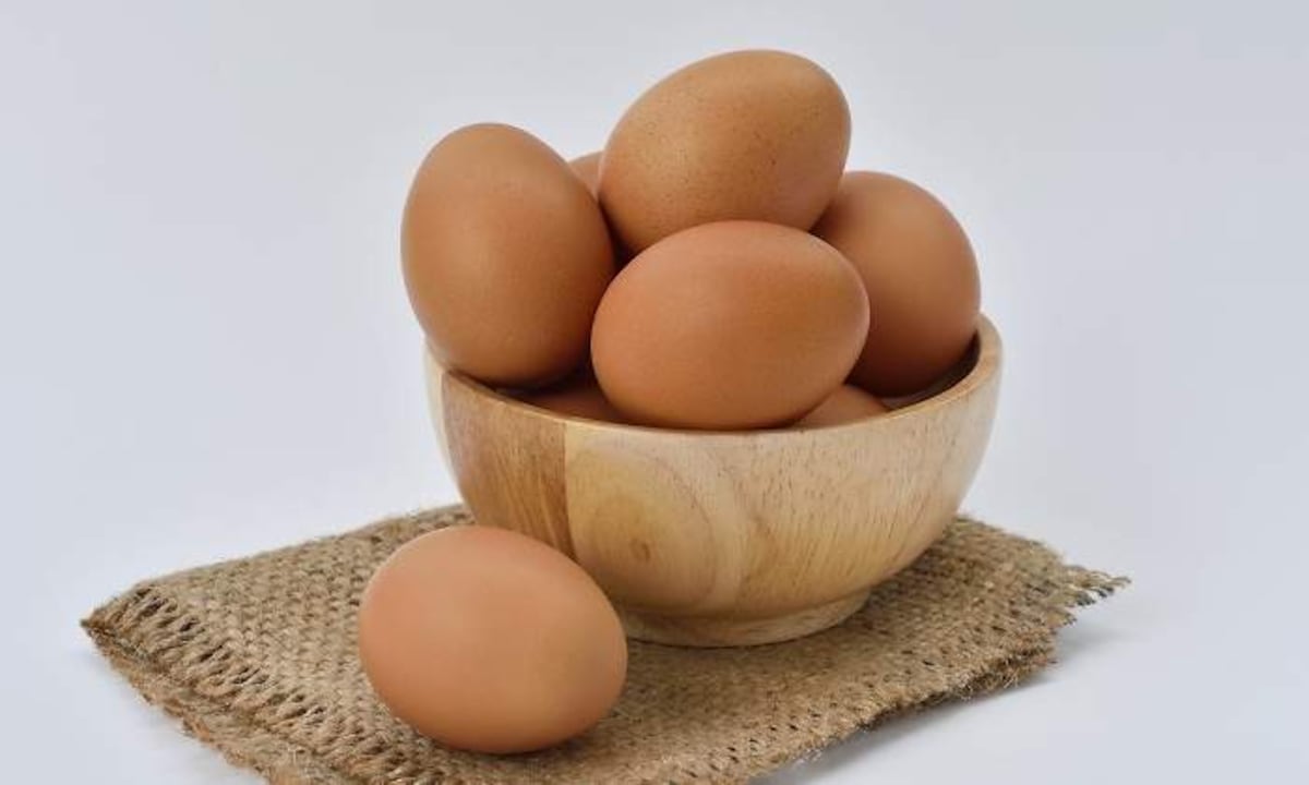 Hombre que se metió 15 huevos en el recto está en serios problemas