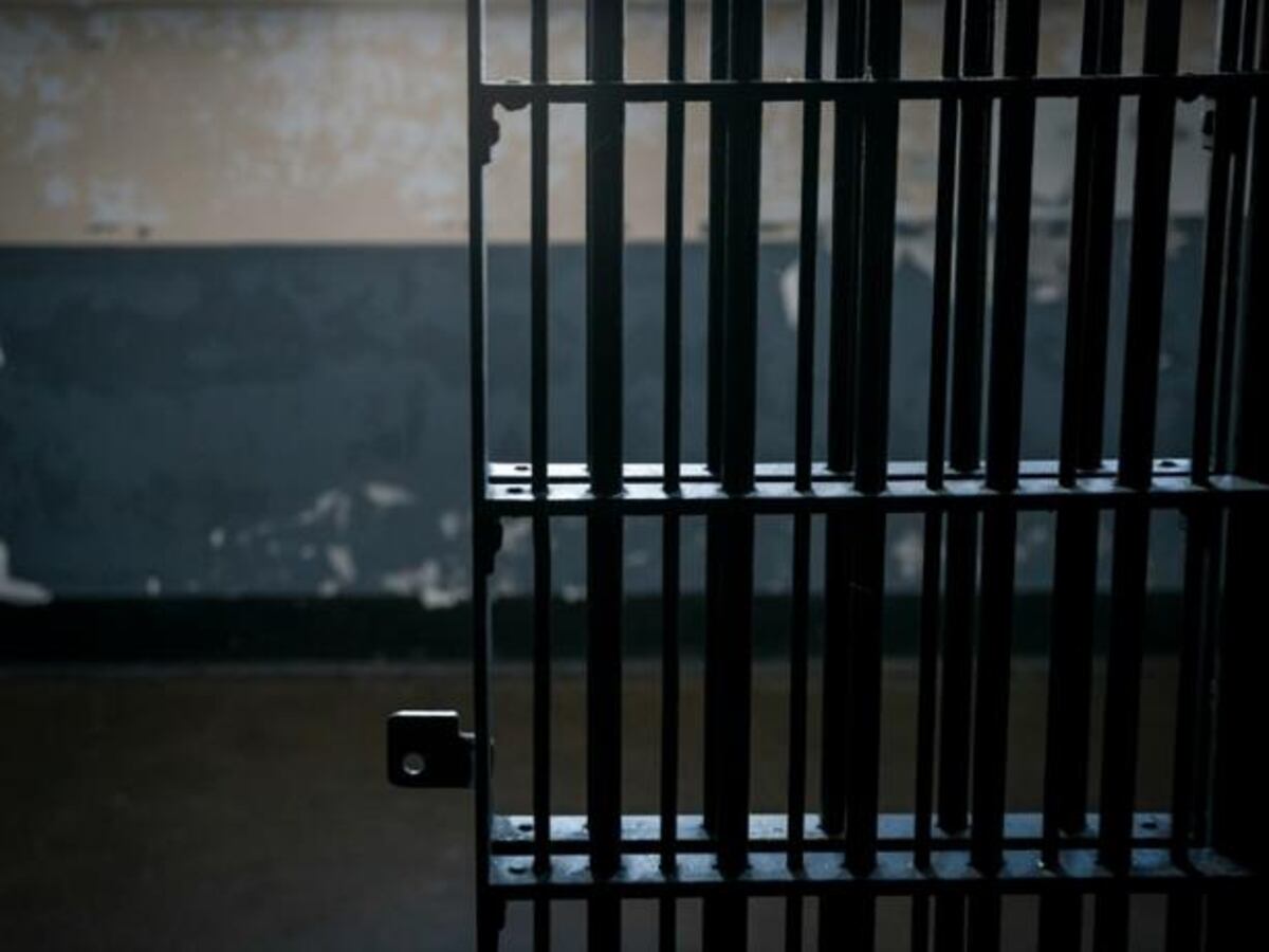 Estadounidense lleva 9 meses en la cárcel en Japón por romper lámpara