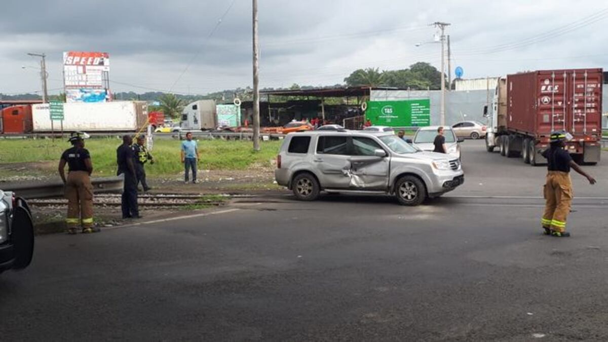 Se jugó la vida. Tren choca contra una camioneta en Cuatro Altos de Colón|Video