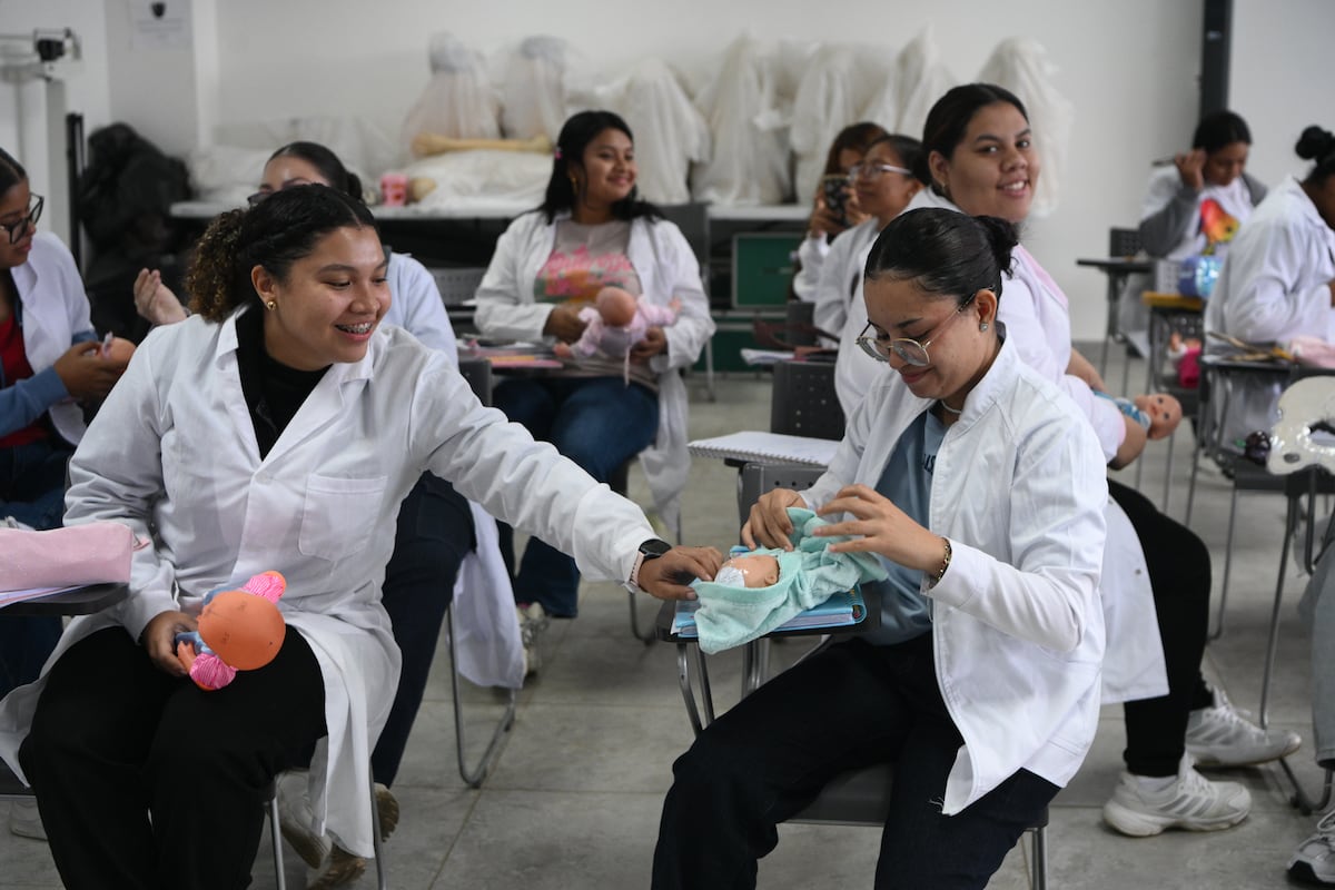 Vocación en práctica: así se preparan las futuras enfermeras de Panamá